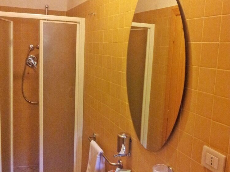 اتاق استاندارد سه نفره, Tre Ceri