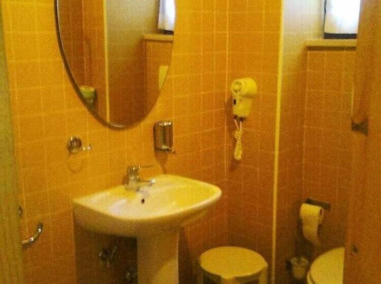 اتاق استاندارد سه نفره, Tre Ceri