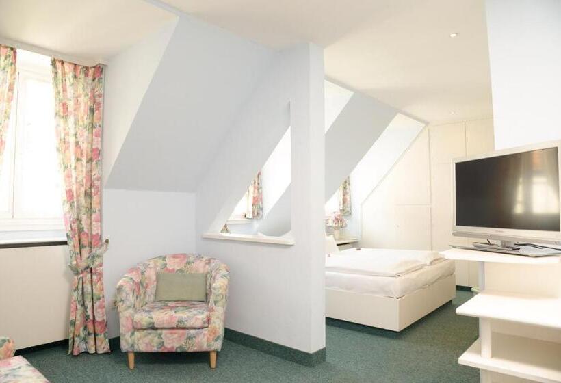 Quarto Triplo Estandar, Till Eulenspiegel   Nichtrauchhotel   Garni