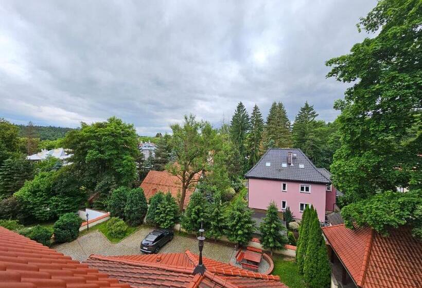 스탠다드 스튜디오, Villa Alexandra