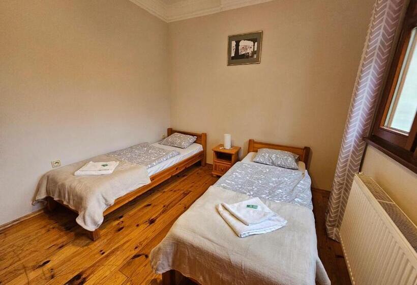 スタンダードスタジオ, Villa Alexandra