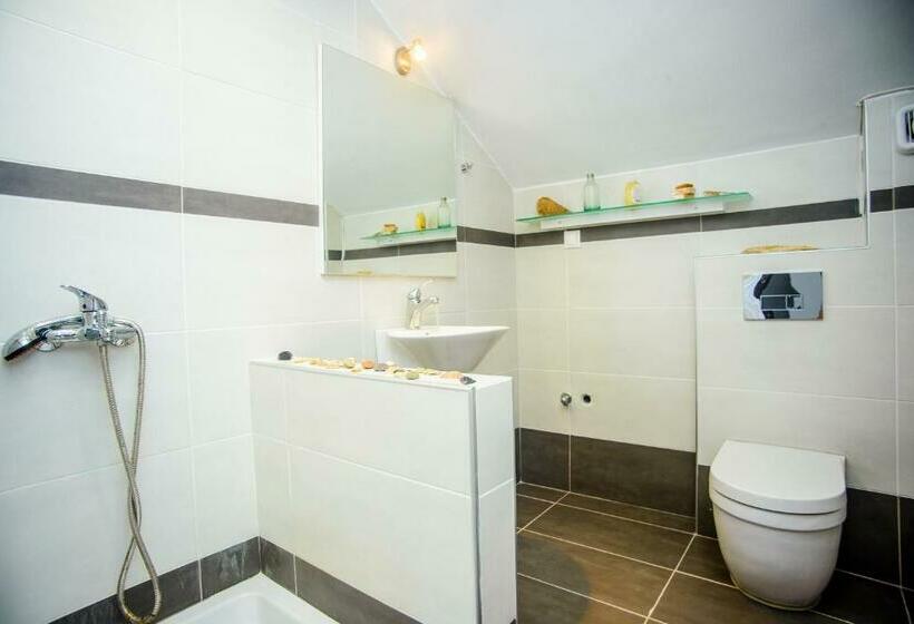 استودیوی لوکس, Xenia Ionis Luxury Apartments