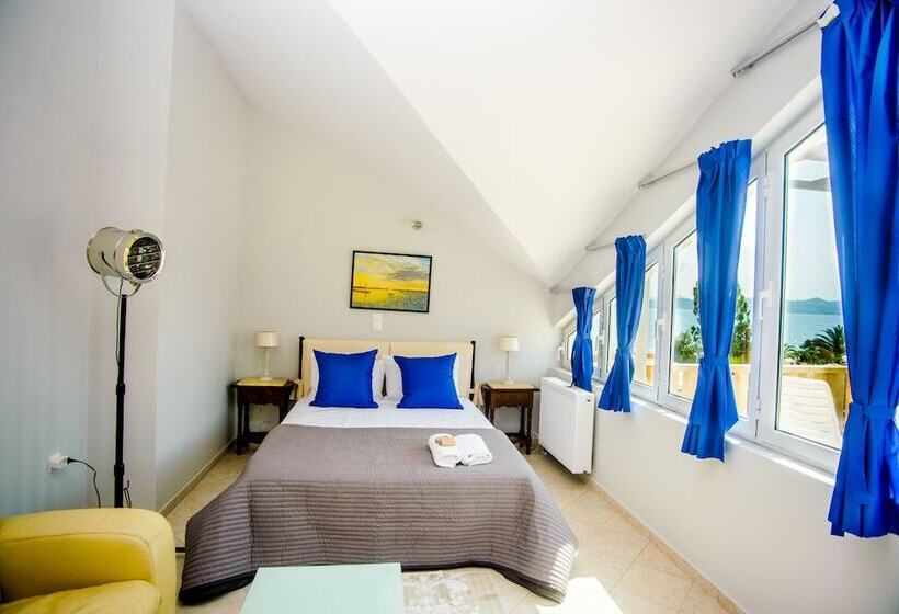 استودیوی لوکس, Xenia Ionis Luxury Apartments