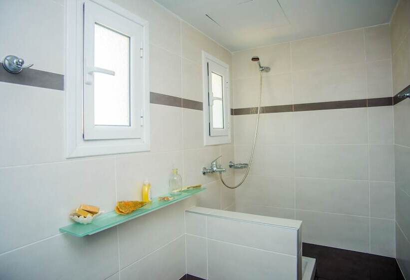 استودیوی لوکس, Xenia Ionis Luxury Apartments