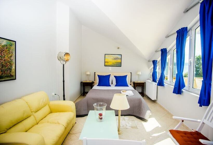 استودیوی لوکس, Xenia Ionis Luxury Apartments