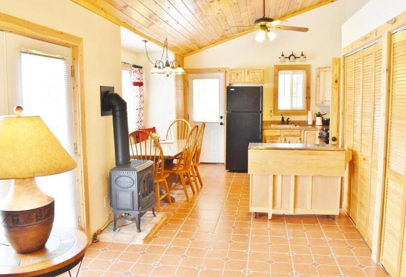 ２ベッドルームハウス, Arrowhead Country Cabins