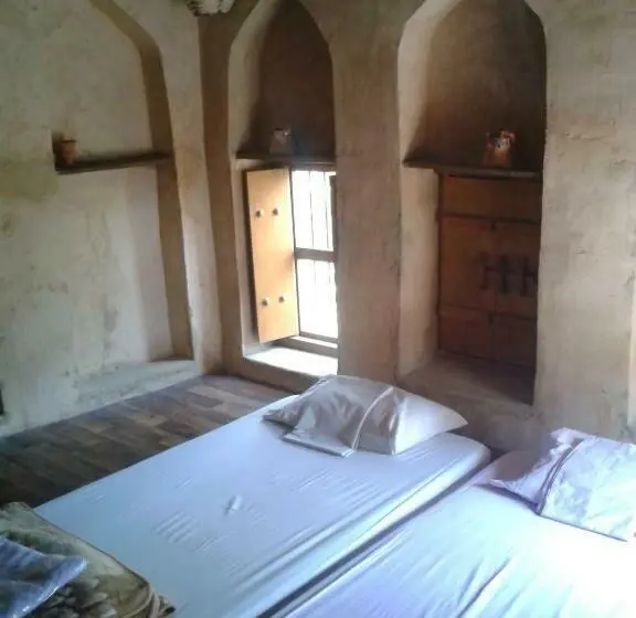 اتاق استاندارد با سرویس بهداشتی مشترک, Misfah Old House