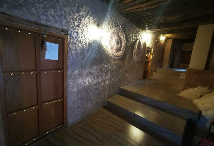 اتاق استاندارد با سرویس بهداشتی مشترک, Misfah Old House
