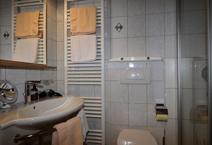 شقة عائلية, Zirbennest Martha