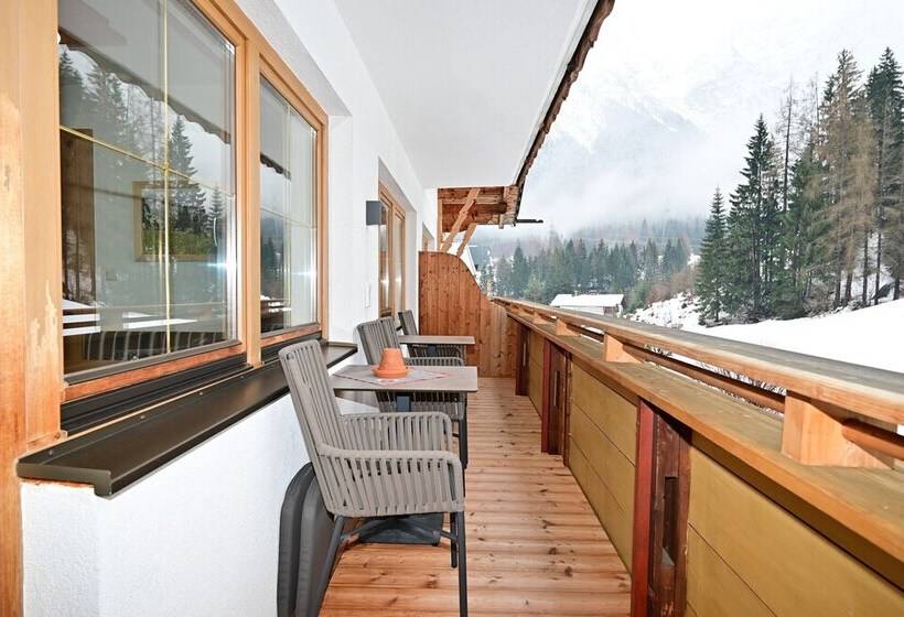 شقة عائلية, Zirbennest Martha