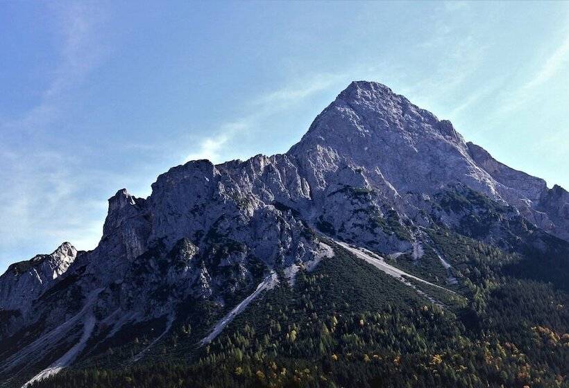 شقة عائلية, Zirbennest Martha