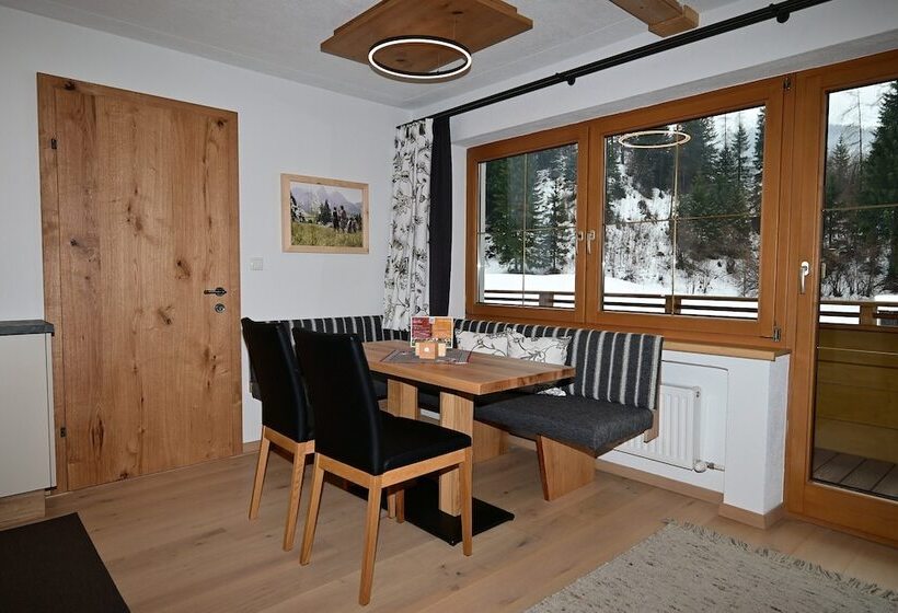 شقة عائلية, Zirbennest Martha