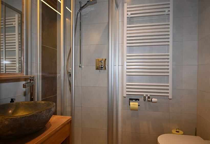 شقة غرفة واحدة, Zirbennest Martha