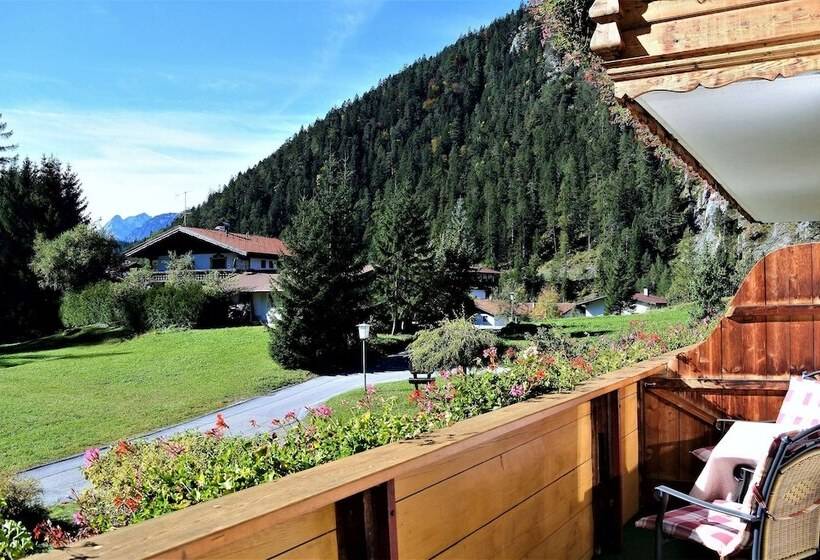 شقة غرفة واحدة, Zirbennest Martha