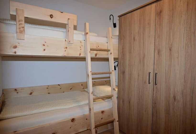 شقة عائلية, Zirbennest Martha