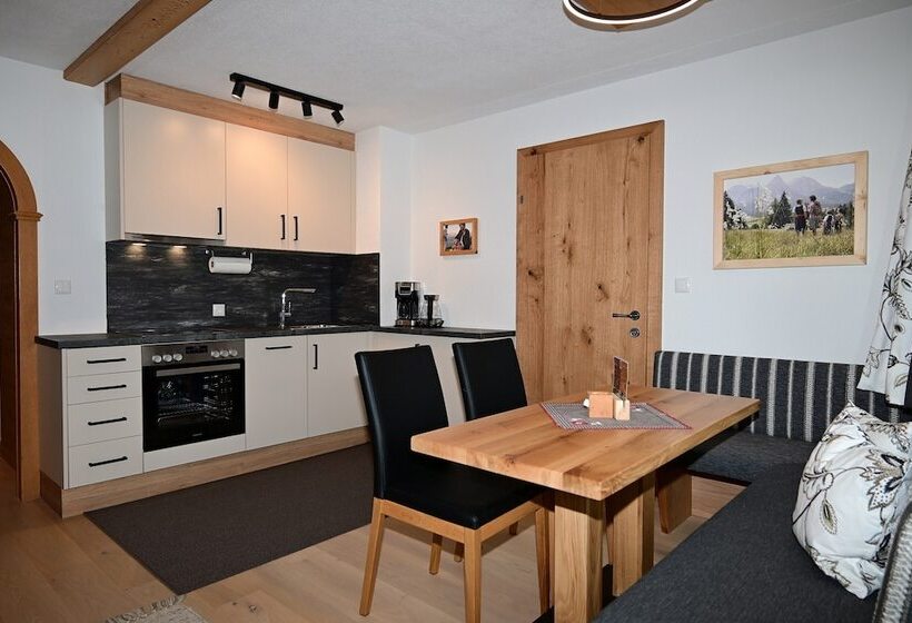 شقة عائلية, Zirbennest Martha