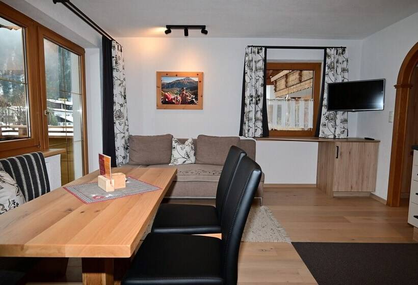 شقة عائلية, Zirbennest Martha