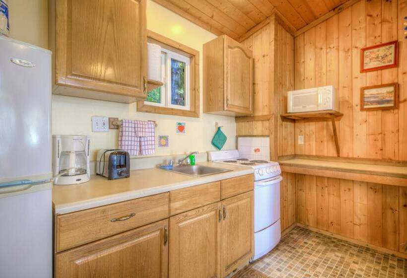 كابينة, West Beach Resort