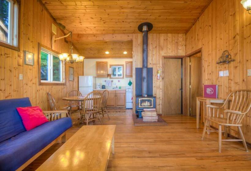 كابينة, West Beach Resort