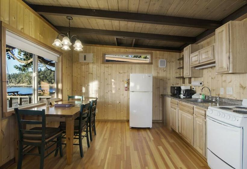 كابينة, West Beach Resort