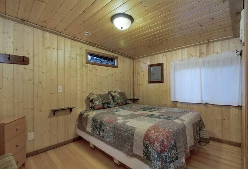 كابينة, West Beach Resort