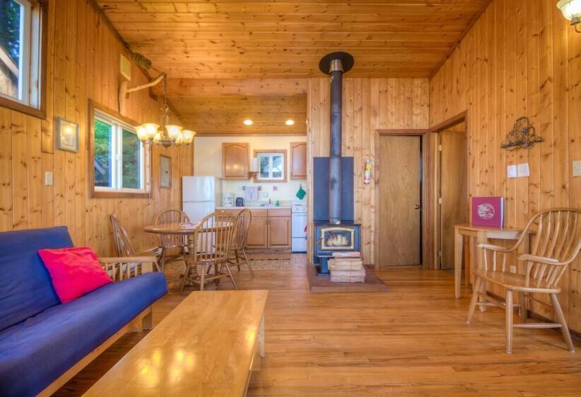 كابينة, West Beach Resort