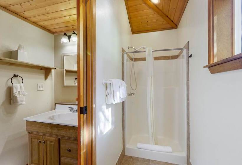 كابينة, West Beach Resort