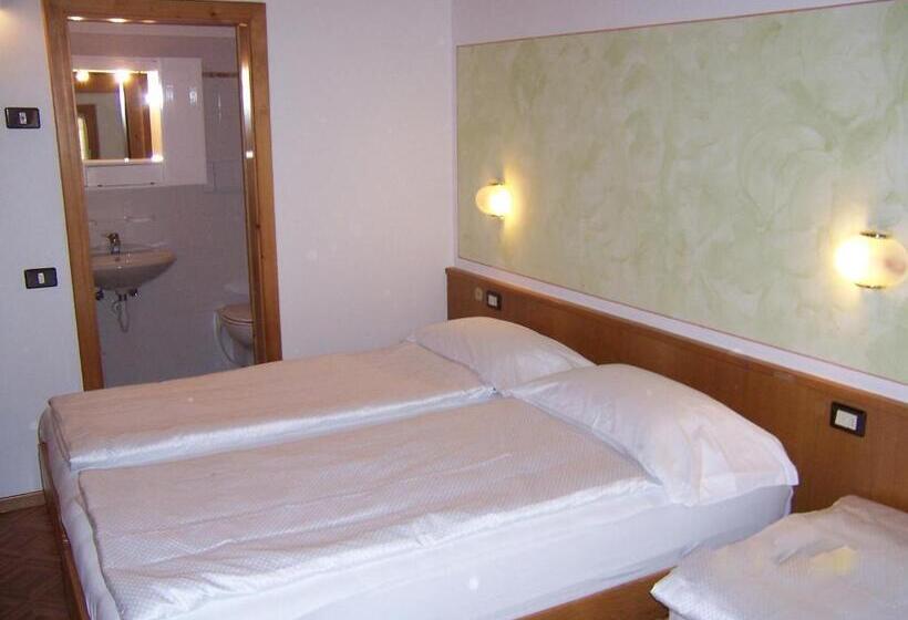 غرفة قياسية ثلاثية, Alpen Hotel Rabbi