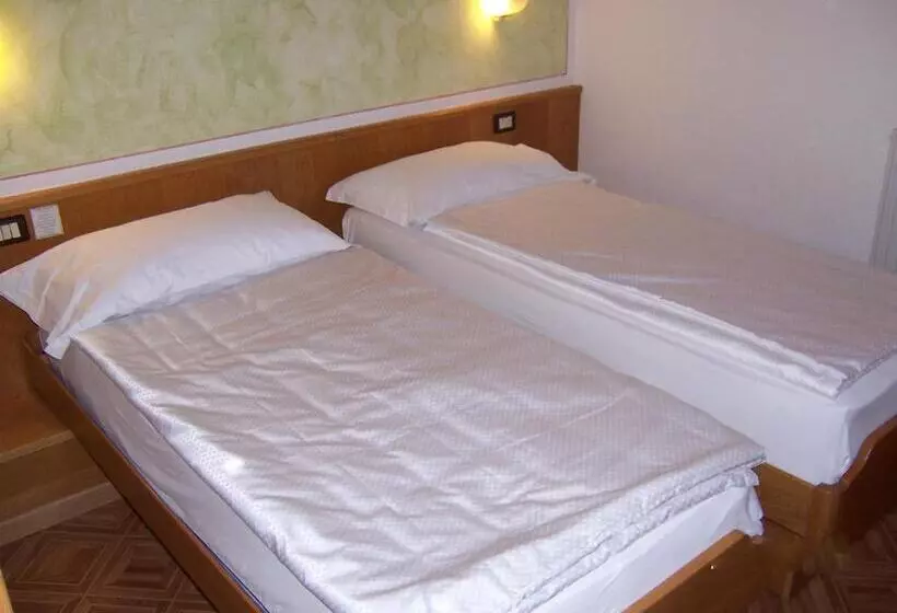 デラックスの４人部屋, Alpen Hotel Rabbi