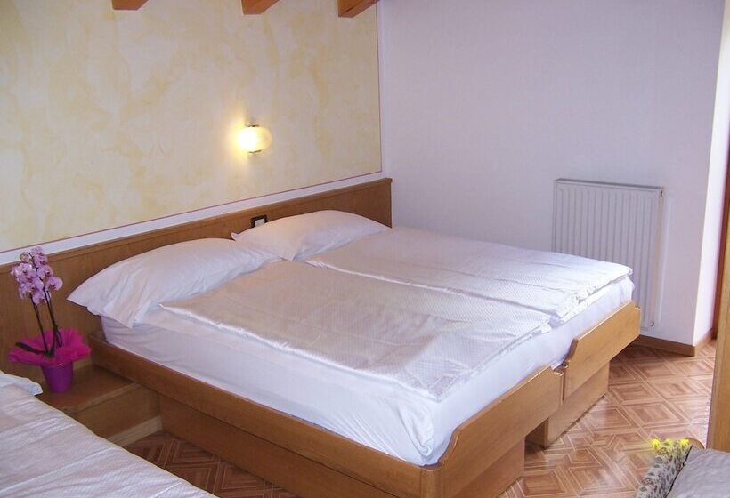 חדר סטנדרט לשלושה, Alpen Hotel Rabbi