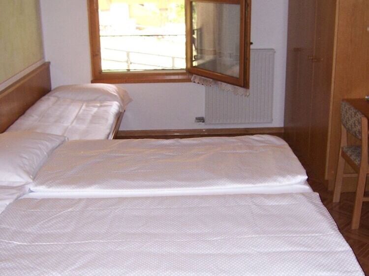 غرفة قياسية ثلاثية, Alpen Hotel Rabbi