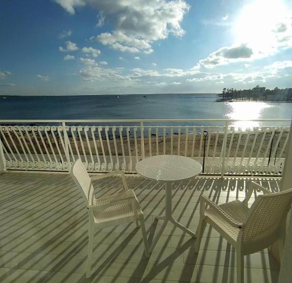 חדר סטנדרט לשלושה, Paradise