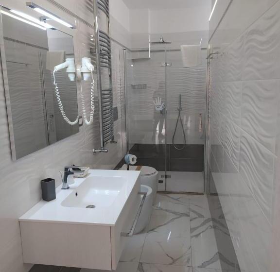 חדר סטנדרט לשלושה, Paradise