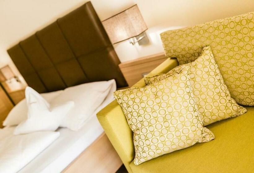 Comfort room with balcony, Astor
