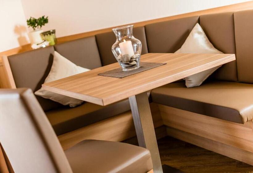 マウンテンビュースタンダードルーム, Astor