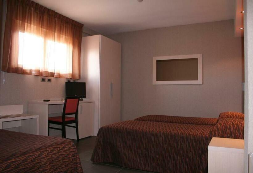 スタンダードトリプルルーム, Cavour