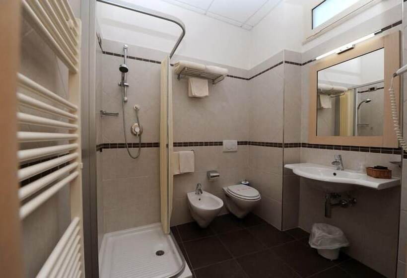 スタンダードトリプルルーム, Cavour