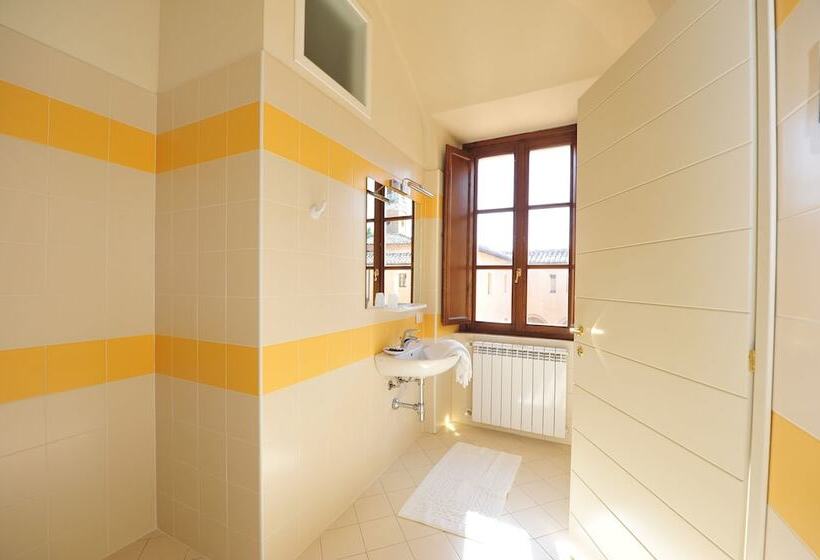 غرفة قياسية ثلاثية, Chiostro Delle Monache Hostel Volterra