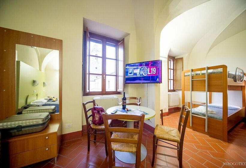 غرفة قياسية ثلاثية, Chiostro Delle Monache Hostel Volterra