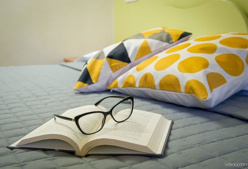 غرفة قياسية ثلاثية, Chiostro Delle Monache Hostel Volterra