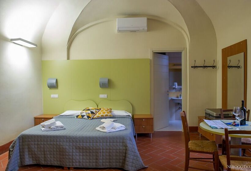标准三人间, Chiostro Delle Monache Hostel Volterra