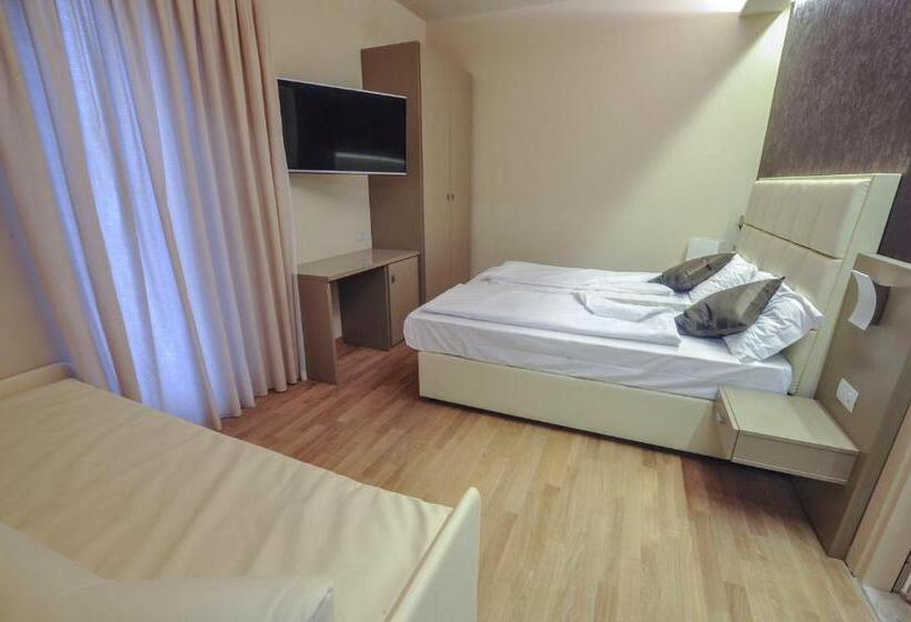 스탠다드 트리플 발코니 룸, Dori