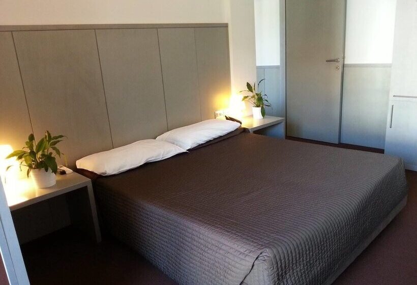 スタンダードトリプルルーム, Europa