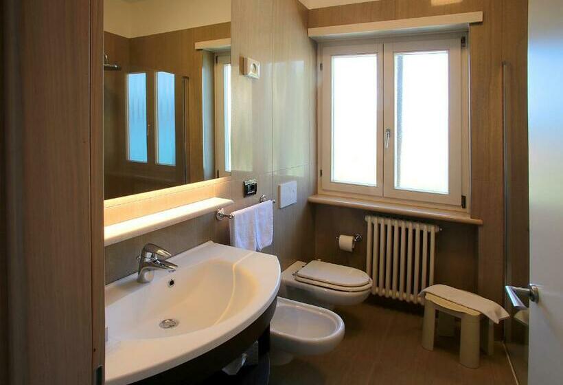 غرفة قياسية مطلّة علي البحيرة, Galvani