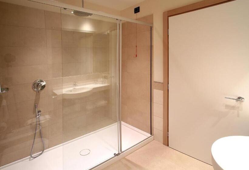 غرفة قياسية مطلّة علي البحيرة, Galvani