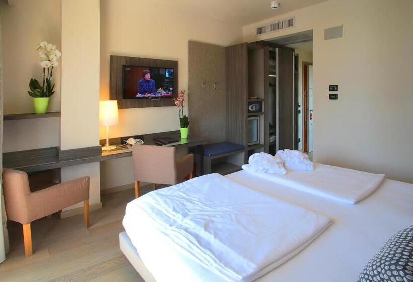 غرفة قياسية مطلّة علي البحيرة, Galvani