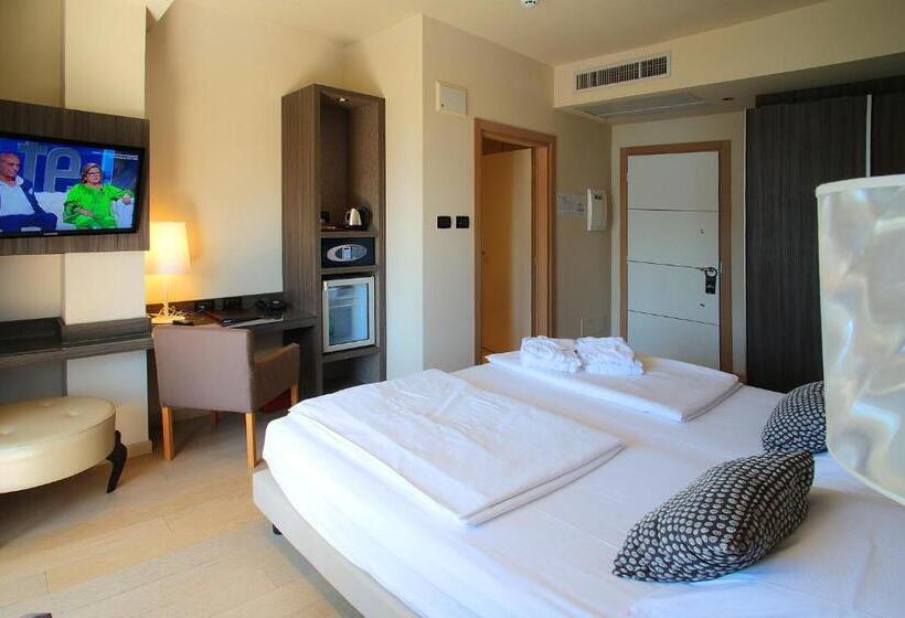 غرفة قياسية مطلّة علي البحيرة, Galvani