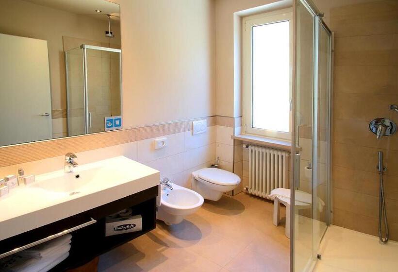 غرفة قياسية مطلّة علي البحيرة, Galvani