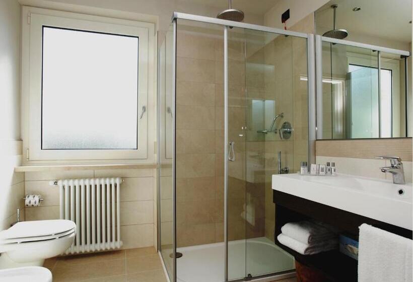 غرفة قياسية مطلّة علي البحيرة, Galvani