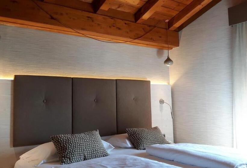 Superior room with lake view, Galvani